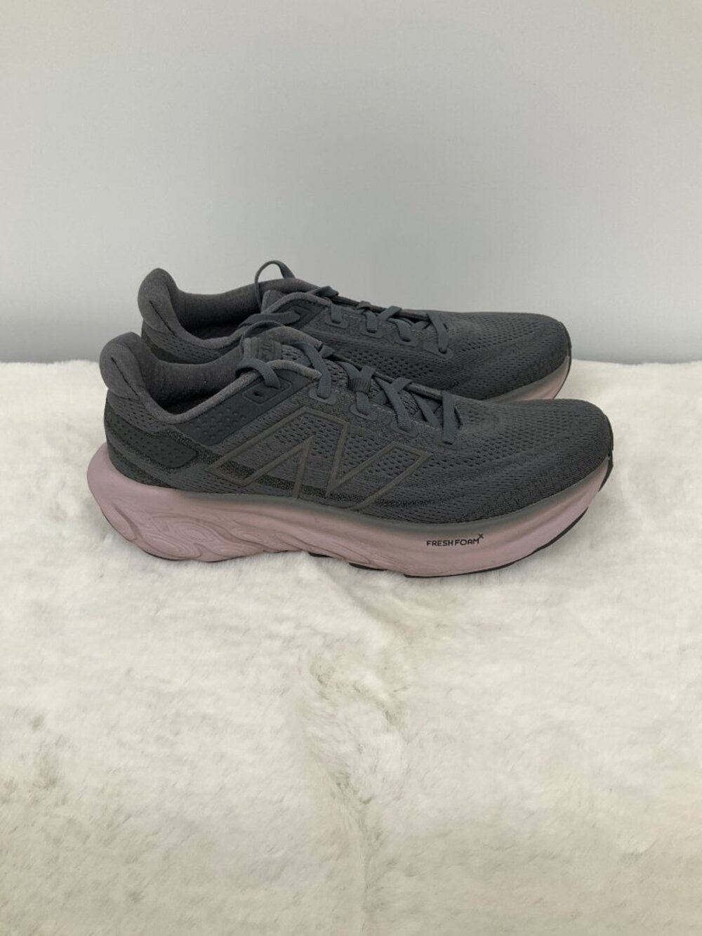 NEW BALANCE size 8.5 B Women’s fresh foam x w1080z13 running shoes in grey/ purp - Picture 3 of 8
